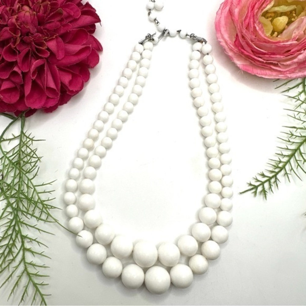 VINTAGE⚜️RETRO White Acrylic Beaded Necklace
